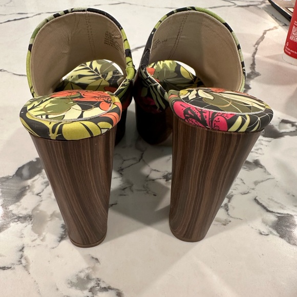 Jessica Simpson Shelbie Mules with tropical print and chunky light platforms. - Picture 3 of 6